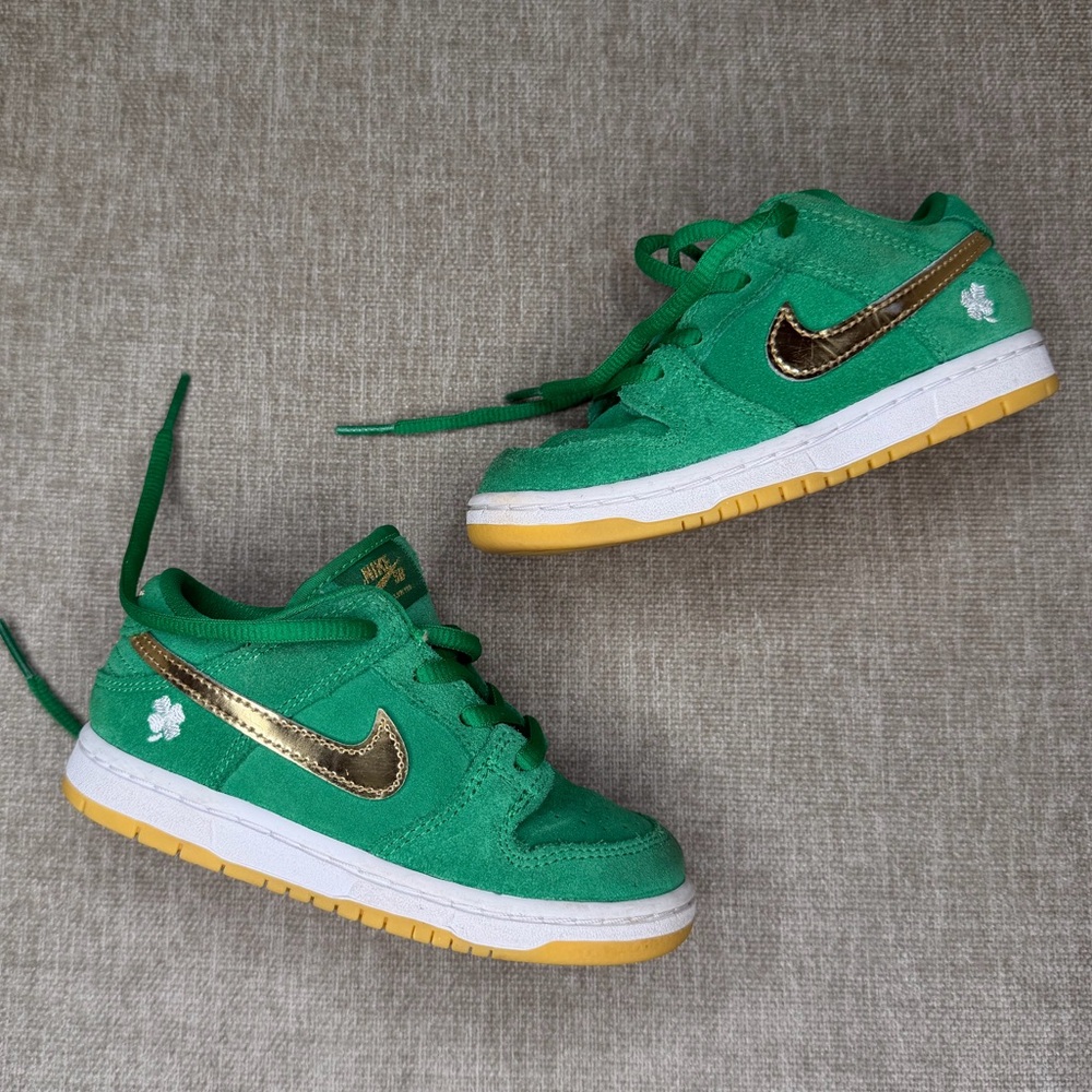 Lucky Nike Shamrock Boys Sneakers Size 9C - Picture 2 of 6